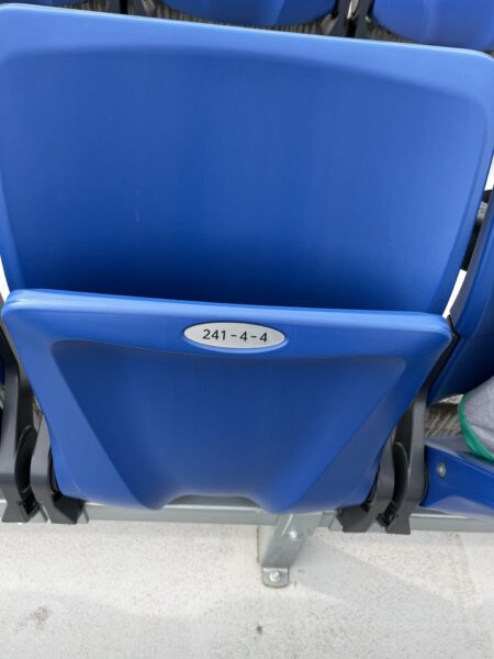 座面裏部分にも座席番号が表示されている